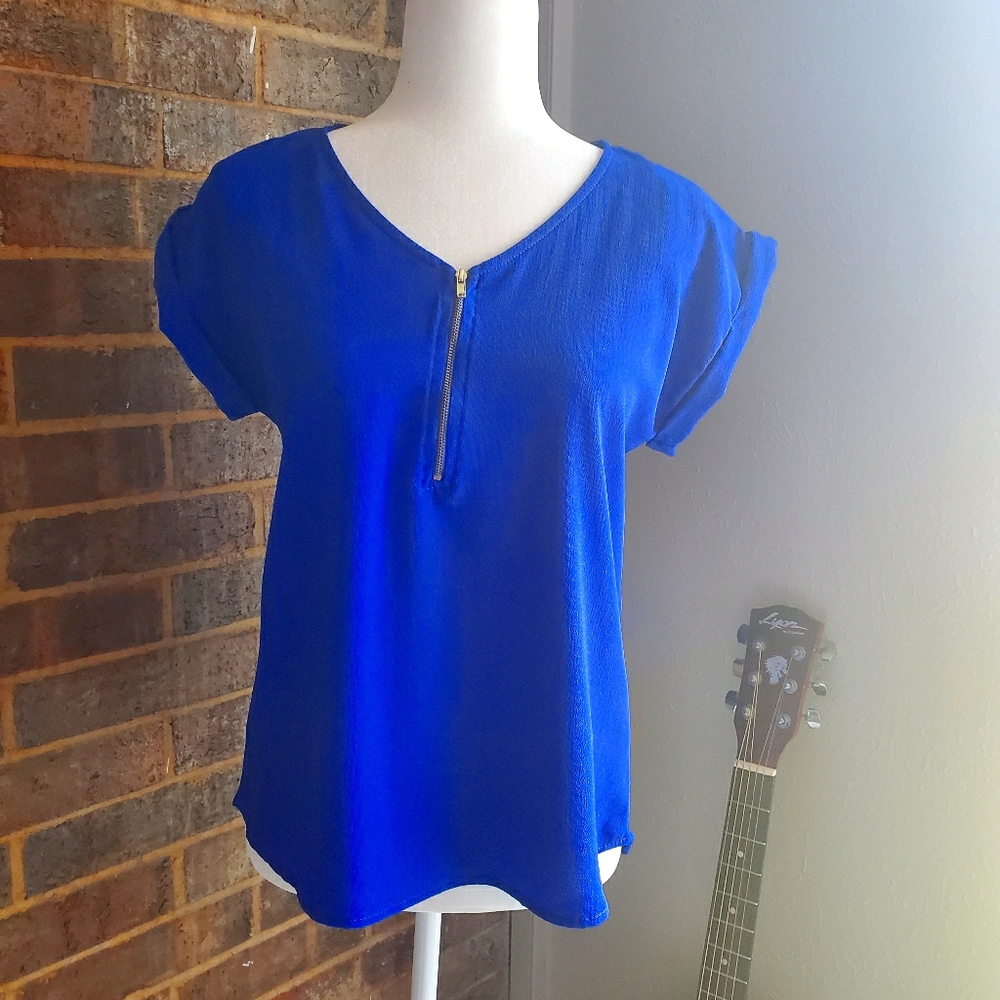 Flowy top with zipper